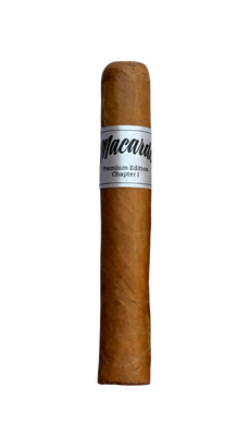 Eine einzelne, aufrecht stehende Robusto-Zigarre mit hellbraunem, glattem Deckblatt. Mittig eine silberne Banderole mit "Macardo Premium Edition Chapter 1". Gleichmäßig geformt, mit feiner Textur des Connecticut-Shade-Deckblatts.
